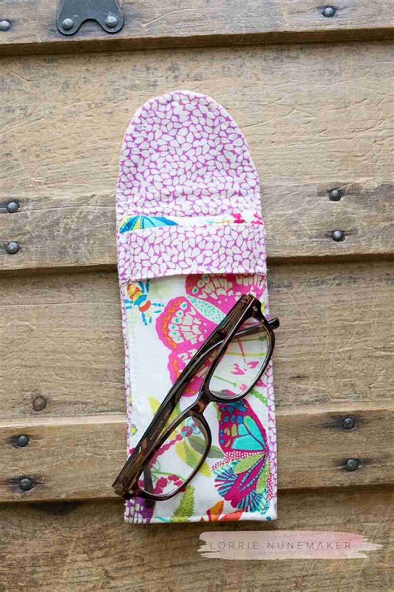 DIY Fabric Sunglass Case Fat Quarter: Bags Purses: 25 Projects To Make From Short Lengths Of Fabric