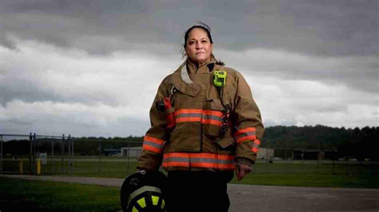 Firefighters Battling A Wildfire Heroes On The Frontlines Wildfires (21st Century Basic Skills Library: Natural Disasters)